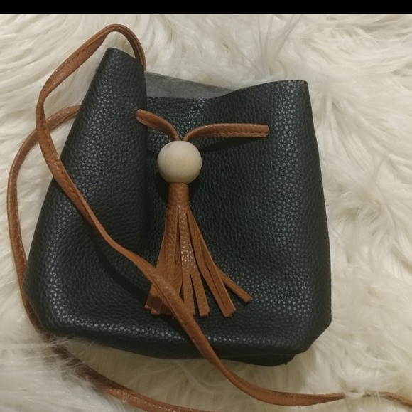 Black leather mini crossbody bucket bag - Picture 3 of 6